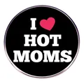 Pin redondo de esmalte negro con eslogan 'I Love Hot Moms' y gráfico de corazón rosa - Hot Moms