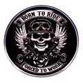 Born To Ride Motorrad Totenkopf-Abzeichen mit Flügeln und mechanischen Metallelementen - Born To Ride Stil
