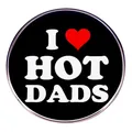 Pin divertido I Love Hot Dads redondo negro con corazón rojo para ropa y mochilas - Hot Dads