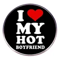 Chapa redonda con texto I Love My Hot Boyfriend y corazón rojo sobre fondo negro - Hot Boyfriend