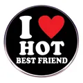 Primer plano detallado de una chapa negra redonda con texto I Heart My Hot Best Friend - Hot Best Friend