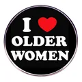 Primer plano de una chapa negra redonda con texto blanco y un icono de corazón - Older Women