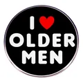 Vista de cerca del pin redondo con frase I Love Older Men y símbolo de corazón rojo - Older Men
