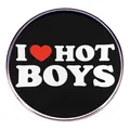 Primer plano de una chapa redonda negra con texto I Love Hot Boys y un corazón rojo - Hot Boys