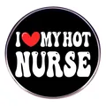 Detalle de un pin redondo negro con texto I Love My Hot Nurse e icono de corazón rojo - Sexy Nurse