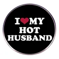 Detalle del pin redondo I Love My Hot Husband con corazón rojo sobre fondo negro mate - Sexy Husband
