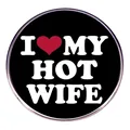 Primer plano del pin redondo negro con texto I Love My Hot Wife y corazón rojo vivo - Sexy Wife