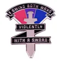 Emaille speld met zwaardontwerp en 'I swing both ways violently' bisexual pride tekst - I Swing Both Ways Violently With A Sword