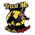 Pin's émaillé Trust Me I'm An Engineer avec loup de dessin animé et explosifs sur fond jaune - Style 4 (Loup de Dessin Animé)