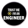 Spilla tonda in smalto nero con scritta Trust Me I'm An Engineer e ingranaggio giallo - Stile 1