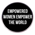 Ronde feministische speld Empowered Women Empower the World in zwart en wit - Vrouwenemancipatie
