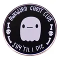 Spilla smaltata Awkward Ghost Club con testo Shy 'til I Die su distintivo tondo nero - Stile Awkward Ghost Club
