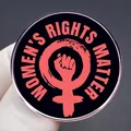 Ronde emaille speld Women's Rights Matter met roze feministische vuist op zwart - Vrouwenrechten Thema (Vrouwenrechten Zijn Mensenrechten)