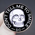 Spilla smaltata Don't Tell Me To Smile con teschio e finiture in oro rosa - Stile Teschio Slogan