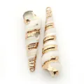 Paire de pendentifs coquillages spirale blancs avec accents dorés pour la création de bijoux - Conque Clou Blanc