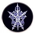 Broche gothique en métal avec design Celtic Frost, crâne et pentagramme sur fond blanc pur - Style Noir Et Blanc