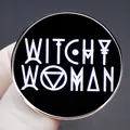 Emaille Witchy Woman speldje met zwarte achtergrond en roségouden metalen rand - De Heks Stijl