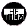 Chapa circular minimalista en blanco y negro con texto de pronombres HE y THEM - HE/THEM