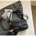 Elegante bolso bandolera de cuero negro con grano de lichi y hebilla dorada con correa fina - Negro