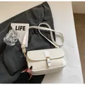 Elegante bolso bandolera de piel granulada blanco crema con hebilla dorada y correa - Blanco Roto