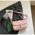 Bolso bandolera rosa de cuero granulado con elegante cierre dorado y correa ajustable - Rosa
