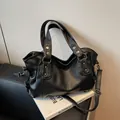 Borsa tote classica in pelle nera testurizzata con borchie argento e tracolla staccabile - Nero