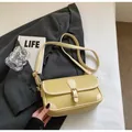 Bolso bandolera pequeño crema con textura granulada y detalle de hebilla dorada - Amarillo