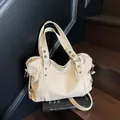 Elegante borsa beige con trama litchi e dettagli con anelli di metallo argento - Bianco