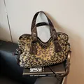 Borsa da viaggio leopardata con manici in pelle marrone e dettagli con borchie - Leopardo Caffè