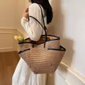Große geflochtene Strohtasche mit schwarzen Lederriemen und dekorativen Tulpen - Khaki