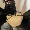 Große geflochtene Stroh-Tote-Tasche mit schwarzen Lederriemen und Seitentasche in Beige - Gebrochenes Weiß