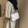 Bolso de hombro minimalista en cuero blanco crema con herrajes dorados nuevos - Blanco Roto