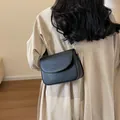 Bolso bandolera cuadrado de cuero negro para mujer con herrajes dorados - Negro