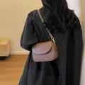 Bolso bandolera de cuero marrón oscuro para mujer con hebillas de metal dorado - Marrón Oscuro