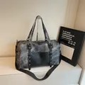 Bolso de viaje grande con estampado de mármol gris y asas de cuero negro para mujer - Negro