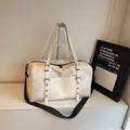 Bolsa de viaje grande con textura de mármol blanco y correa negra ajustable al hombro - Blanco Roto
