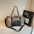 Bolso de viaje grande con estampado de mármol, detalles en cuero negro y bandolera - Café