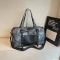 Bolso de viaje grande con estampado de mármol gris y detalles en cuero negro y correa - Azul