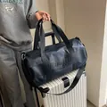Dunkelblaue zylindrische Sporttasche mit geprägten Buchstaben und schwarzen Trägern - Schwarz