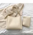 Borsa tote minimalista in ecopelle bianca e pochette abbinata su sfondo lifestyle - Bianco Borsa Grande e Borsa Piccola