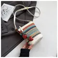 Bolso bandolera de paja tejida arcoíris con ribete de cuero blanco y colgantes fresa - Blanco Roto con Colgante
