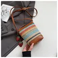 Bolso saco de paja tejida a rayas con base de cuero y colgantes de fresas rojas de verano - Marrón Con Colgante