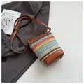 Bolso saco de paja a rayas coloridas con ribete de cuero marrón y correa ajustable al hombro - Marrón