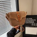 Handgemaakte strooien zadeltas met bruine lederen riem en metalen gesp detail - Khaki
