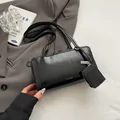 Bolso de hombro minimalista negro brillante con mini bolsa y costuras blancas detalladas - Negro
