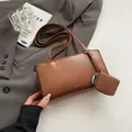 Bolso de mano rectangular marrón vintage con mini colgante y detalle de logo plateado - Marrón