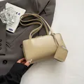 Bolso de mano beige estructurado con correas largas y un pequeño colgante para monedas - Albaricoque