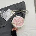 Rosa Jacquard-Umhängetasche in runder Form mit weißem Lederbesatz und Perlendekor - Weiß und Rosa