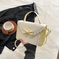 Bolso dulce crema y amarillo con lazo, bordes ondulados y correa de hombro ajustable - Amarillo