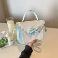 Bolso bandolera azul y blanco con lazo, bordes ondulados y correa de cuero ajustable - Azul Celeste